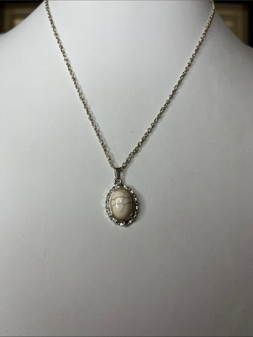 10/$10 Elegant Cream Cabochon stone Pendant Necklace